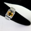 Bijou de style ancien art déco fabriqué à Paris - Chevalière en or blanc saphir jaune diamants C74