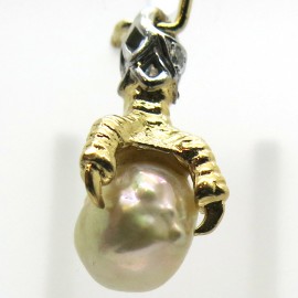 Perle baroque retenue en pendentif par une patte d'aigle en or et diamants 370